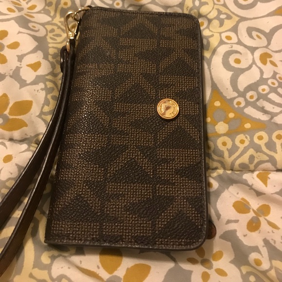 Michael Kors wristlet - Picture 2 of 2